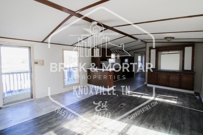 Rockford House: 325 Rockford Cedar Street