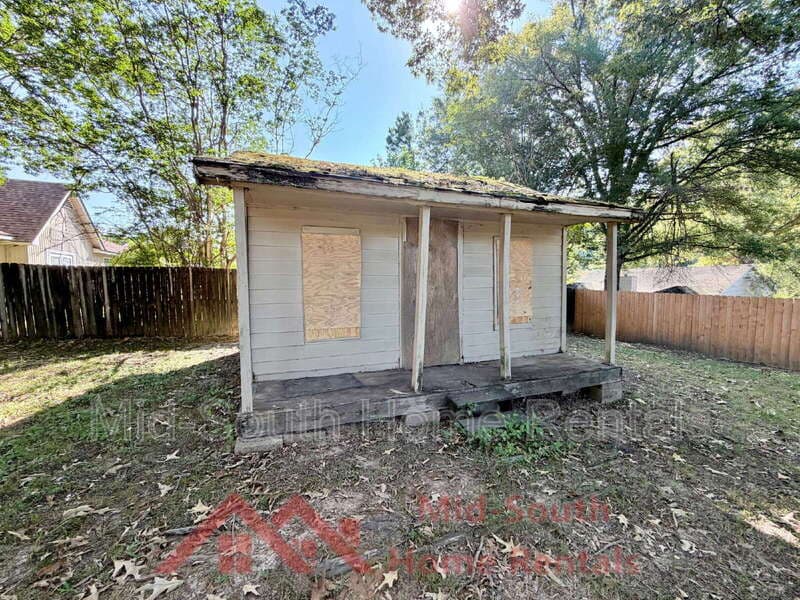 Memphis House: 5667 Crievewood Dr