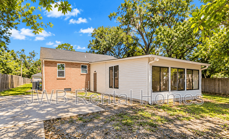 Jacksonville House: 768 Gardenia Ln
