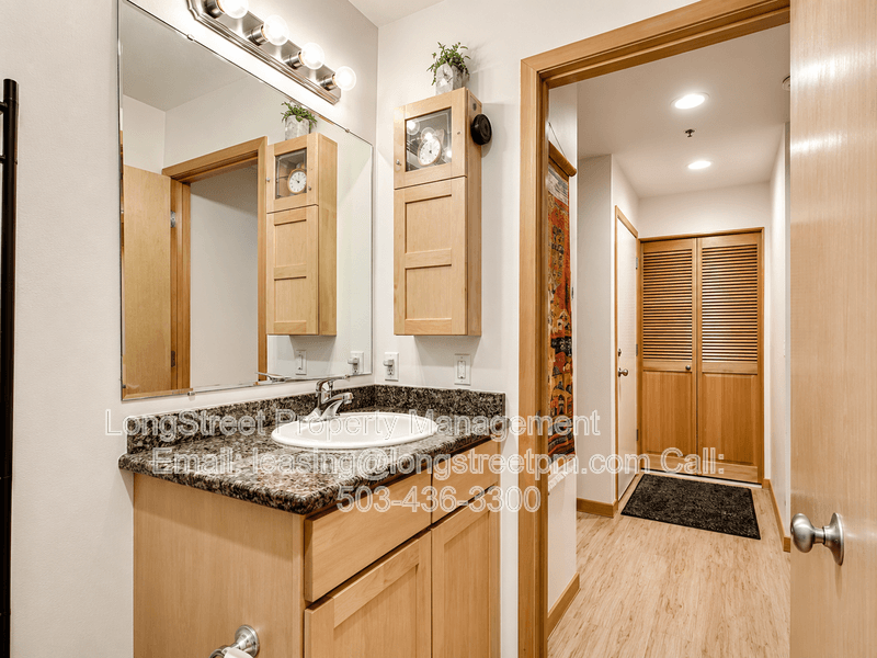Portland Condo: 720 NW Naito Pkwy D22
