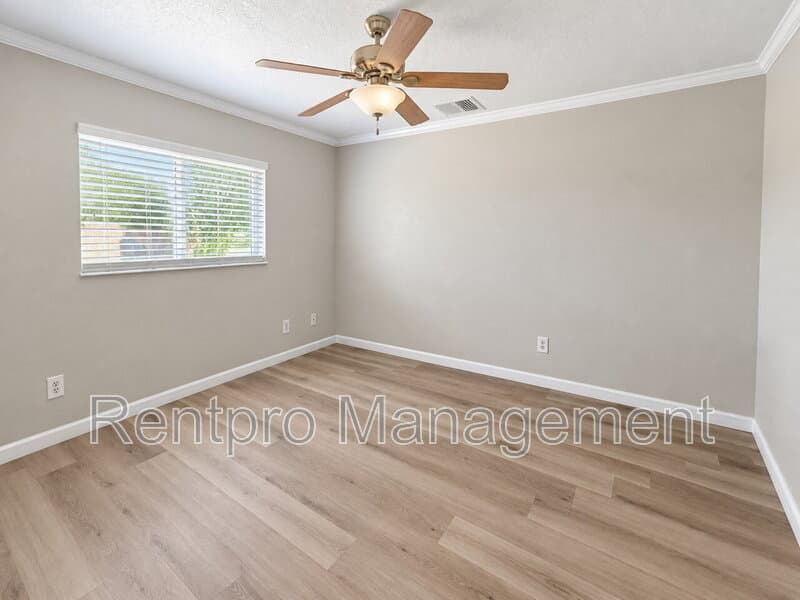North Port House: 6184 Hollywood Ave