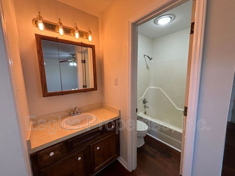 Dudley House: 102 Lakehurst Dr