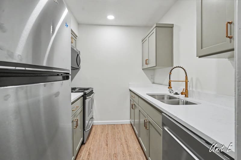 Lawrence Townhome: 2901 University Drive - E