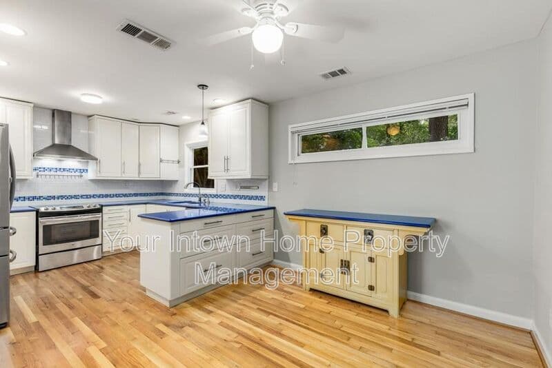 Decatur House: 2959 Westbury Dr.