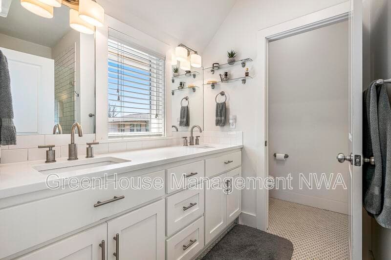 Bentonville House: 636 SW B ST
