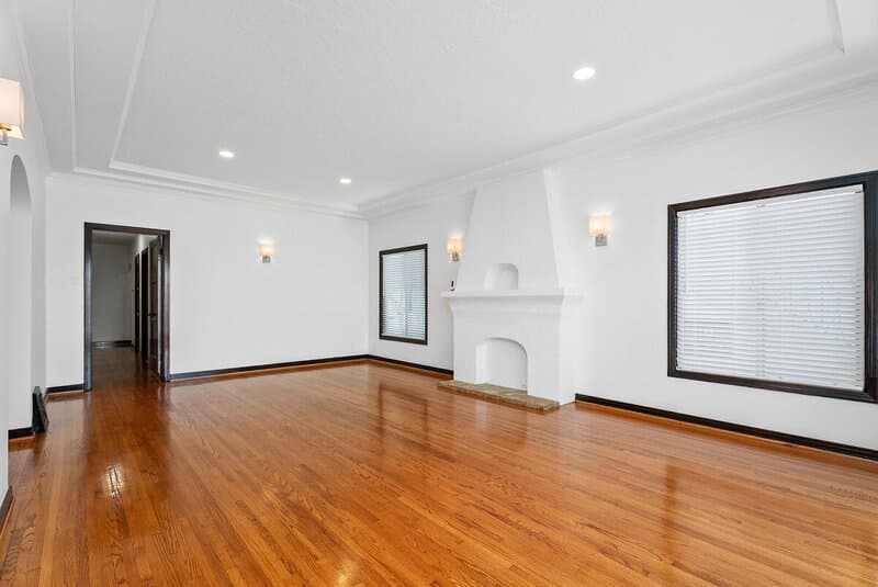 Long Beach House: 76 Roycroft Avenue
