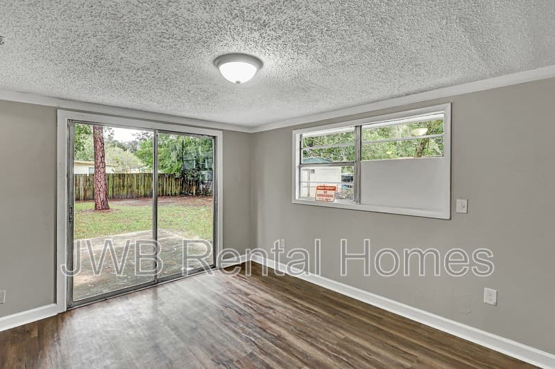 Jacksonville House: 10517 Ashby Rd