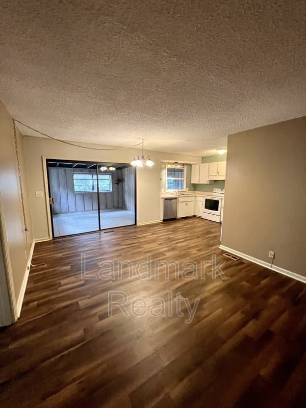 Warner Robins House: 116 Lake Front Drive
