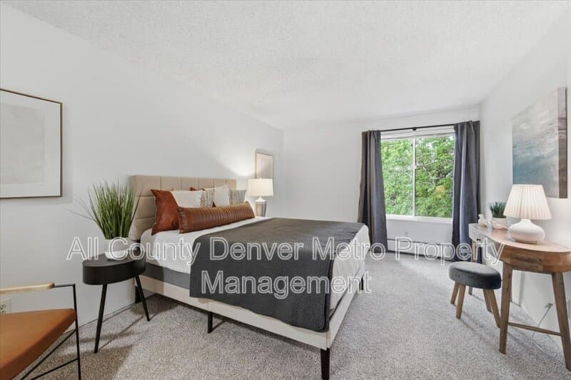 Golden Condo: 1400 Golden Circle