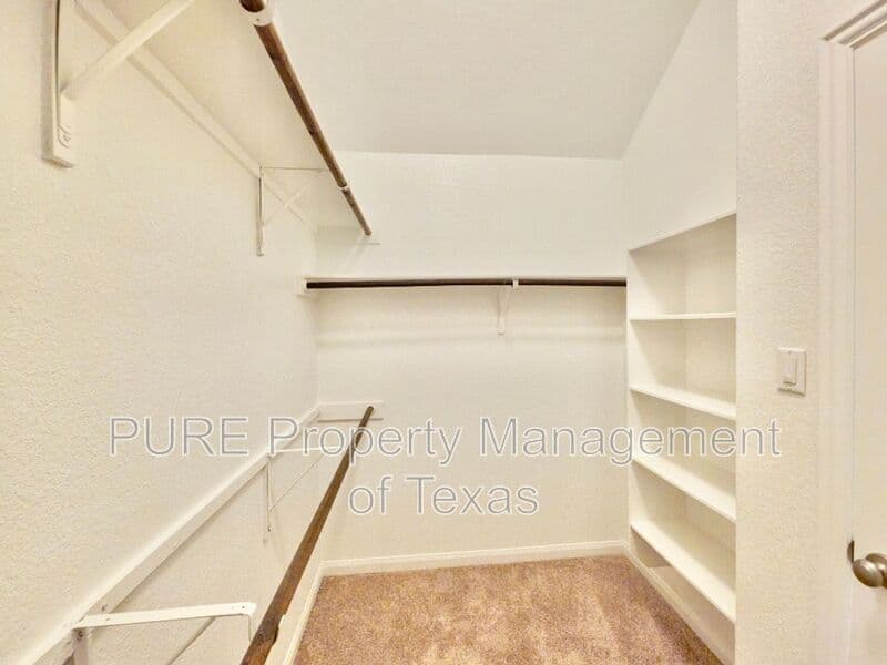 Austin House: 615 Linares Ln