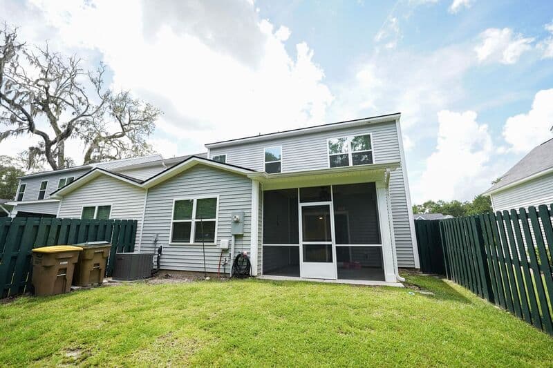 Richmond Hill House: 24 Crown Ct