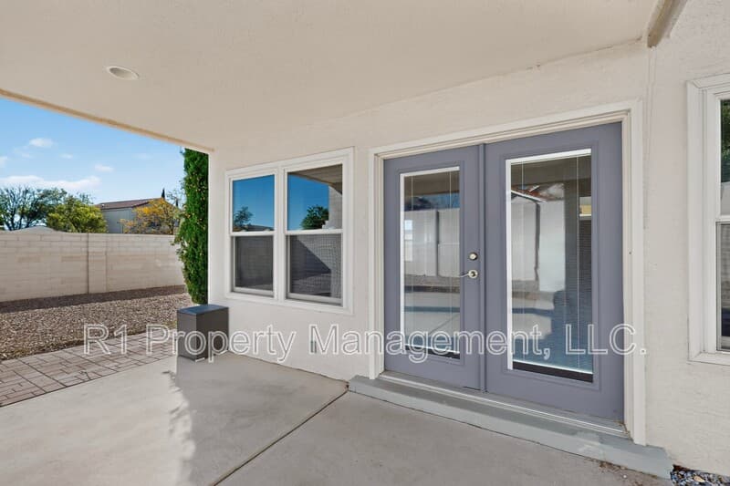 Rio Rancho House: 233 Nicklaus Drive Southeast