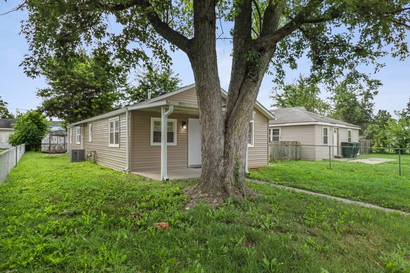 Muncie House: 2207 S Delawanda Ave