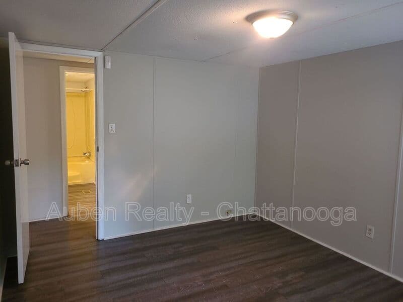 Chattanooga House: 1029 B Grays Drive