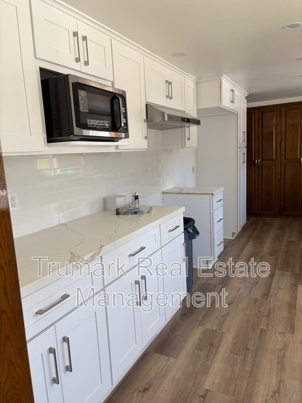 Glendale Townhome: 1143 N Louise St