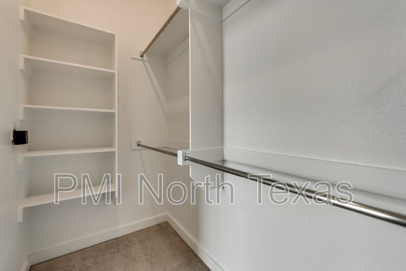 Little Elm House: 2709 Splendor Ln