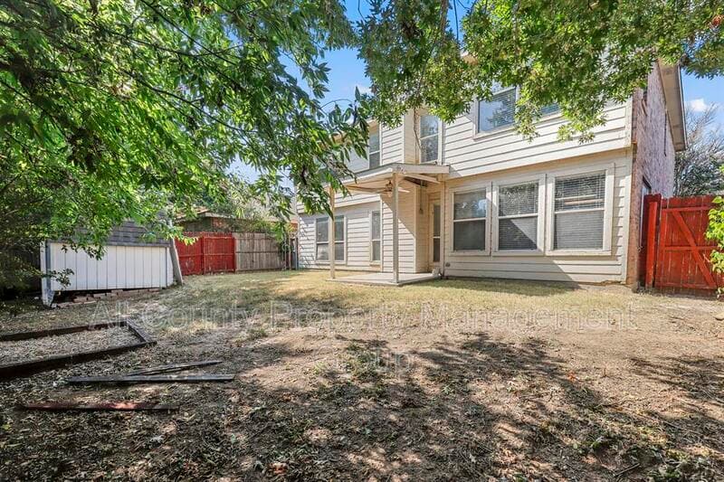 Fort Worth House: 813 Jockey Club Lane
