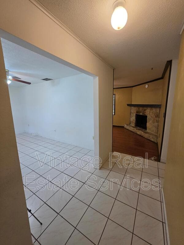 Lakeland House: 1028 Wildwood W