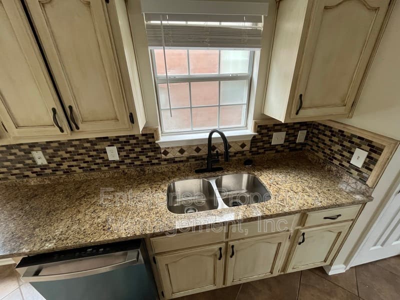 Cordova House: 6869 Century Oaks Dr