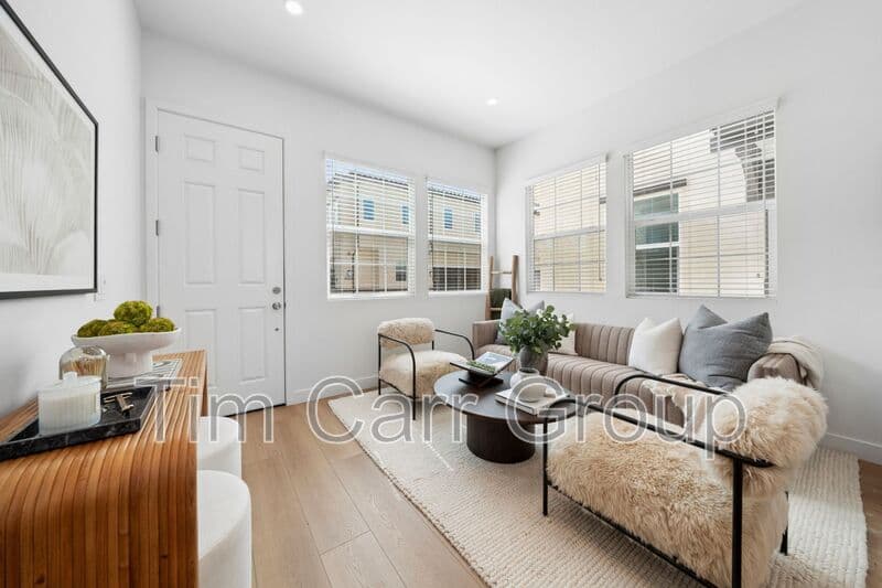 Costa Mesa Condo: 374 Hamilton St
