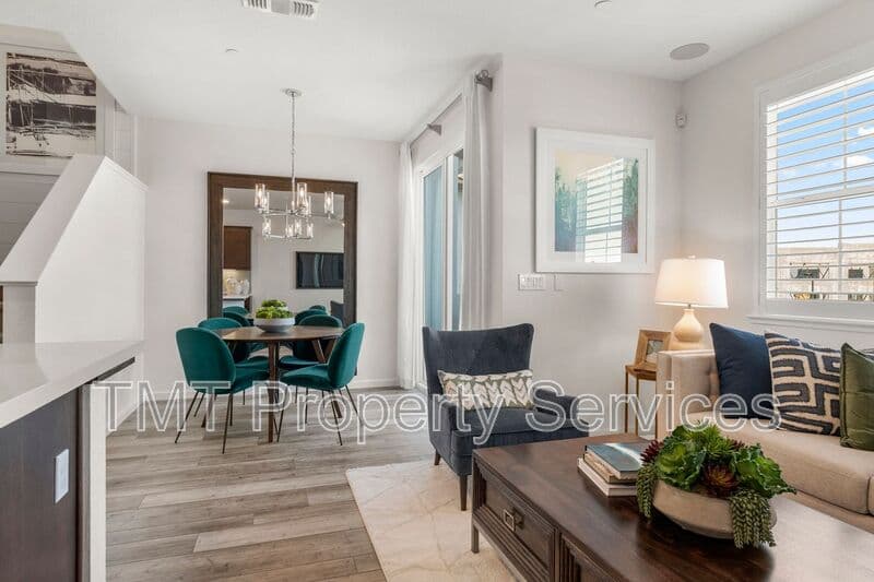 Sacramento Townhome: 31 Advantage Court
