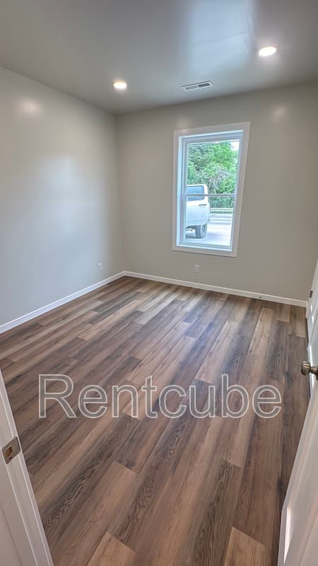 Dubuque House: 3860 Peru Rd