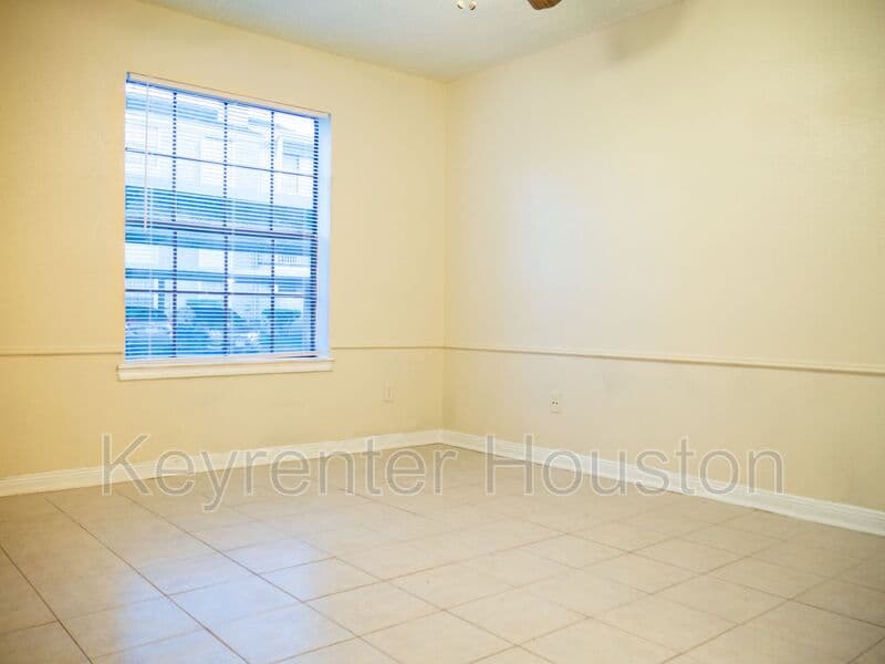 Houston House: 2750 Holly Hall St