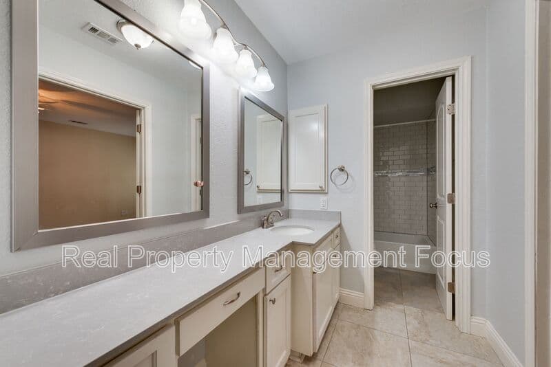 Dallas Townhome: 14722 Overview Dr