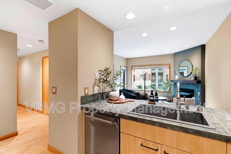 Vancouver Condo: 400 W 8th St