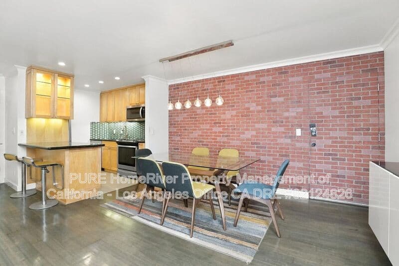 Redondo Beach House: 800 Camino Real