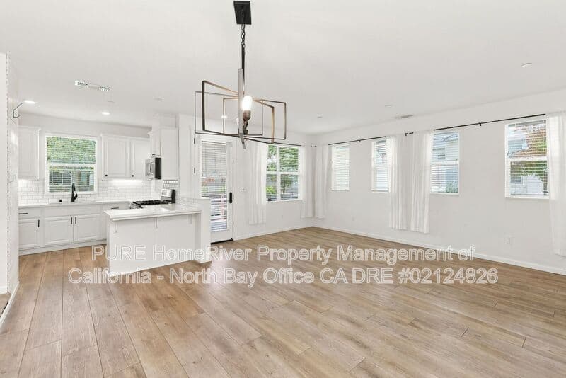 Santa Rosa Townhome: 511 Boyd St