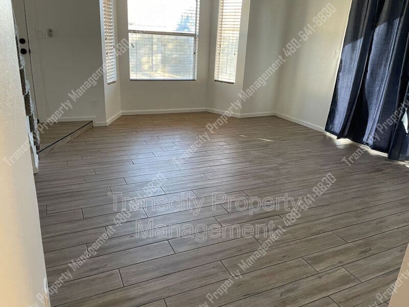 Mesa House: 630 E Jensen St