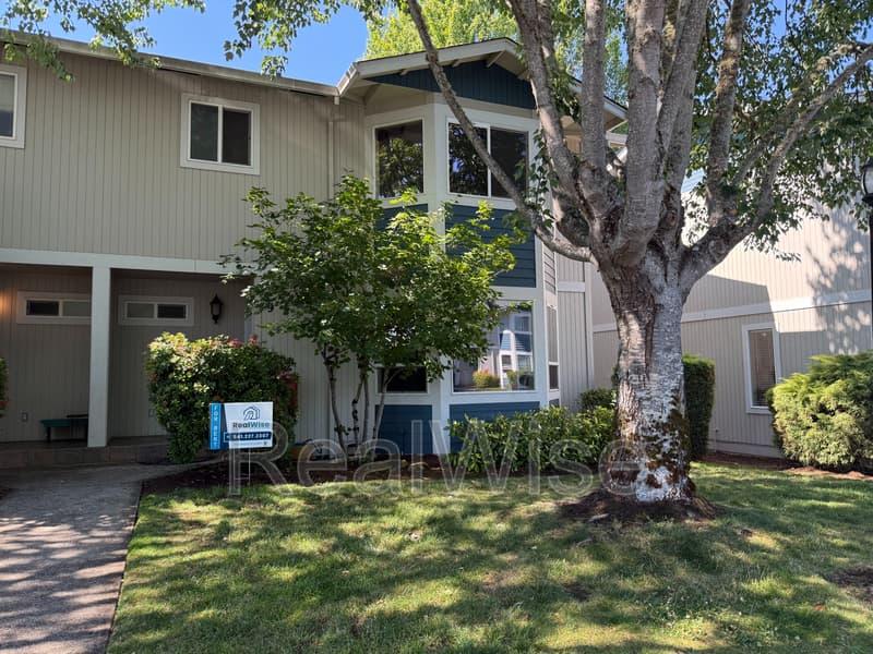 Roseburg Condo: 172 NE Rifle Range St