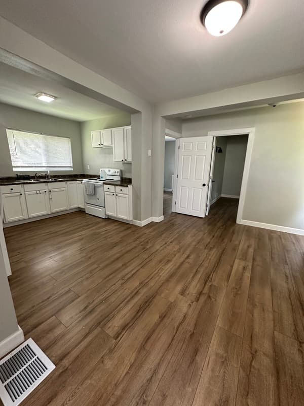 Cedar Rapids House: 1212 20th Ave SW