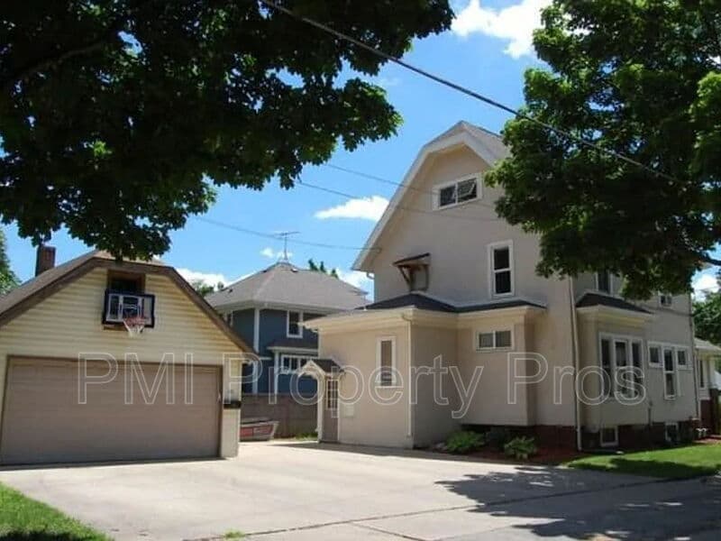 Waukesha Condo: 424 W College Ave