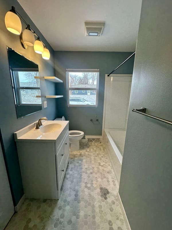 Cedar Rapids House: 2418 Wisconsin St SW