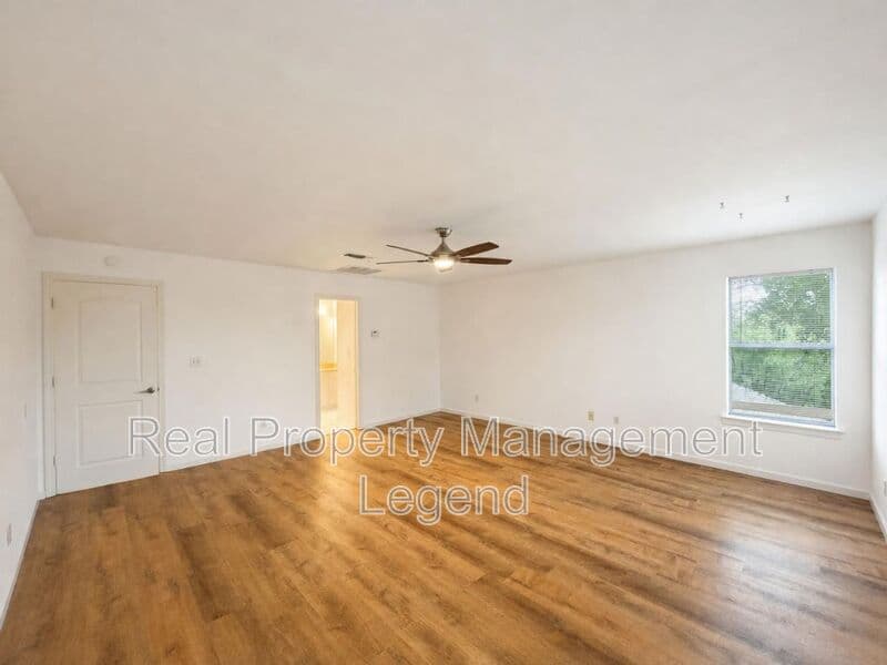 Benbrook House: 70 Legend Road