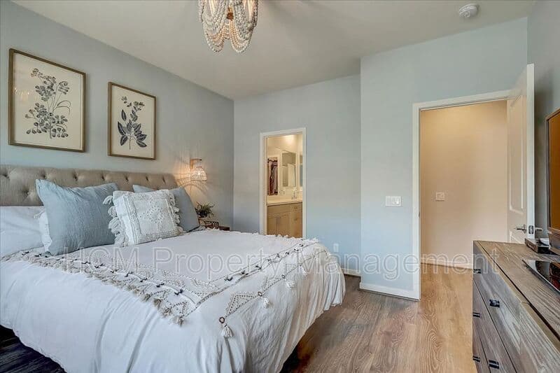 Lake Forest House: 303 Limestone