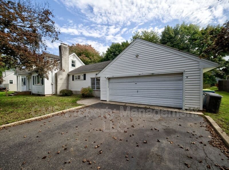 Manville House: 719 Newark Ave