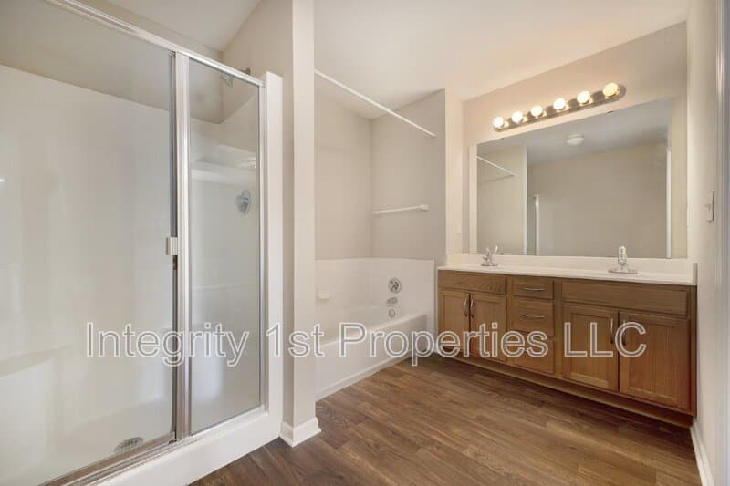 Kansas City Condo: 5930 NW 91st Ter