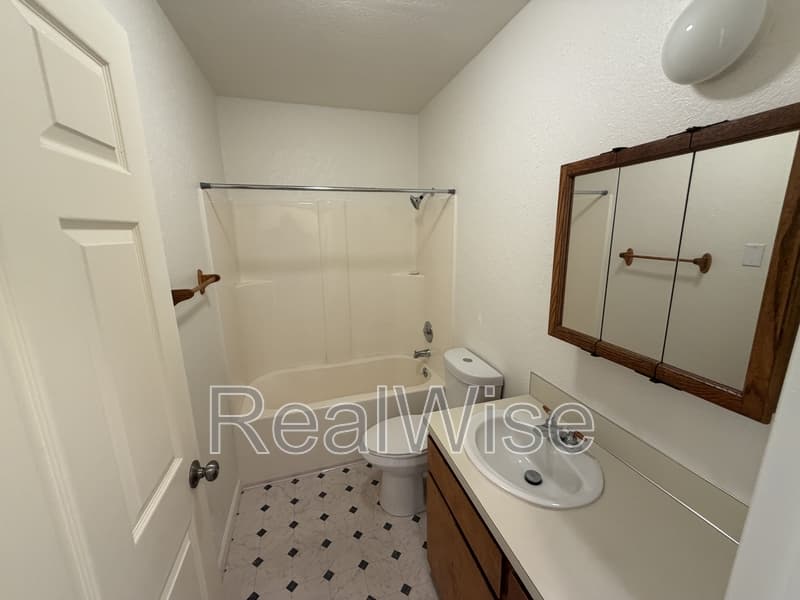 Glendale Condo: 552 Pacific Ave