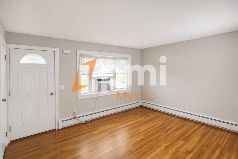 Mystic House: 90 Nantucket Dr