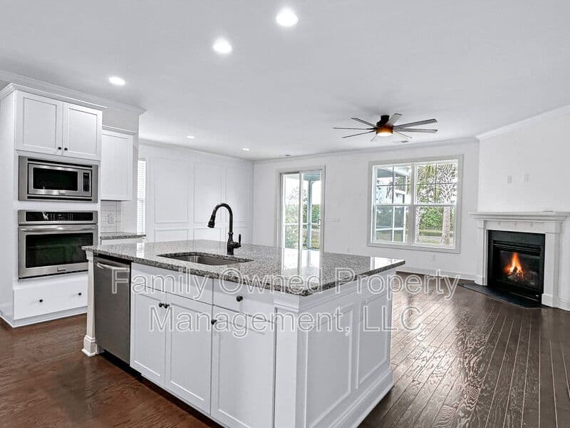 Summerville House: 128 Whaler Ave