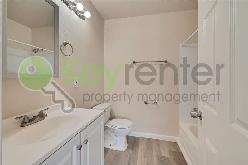 Sacramento House: 1071 Santiago Ave