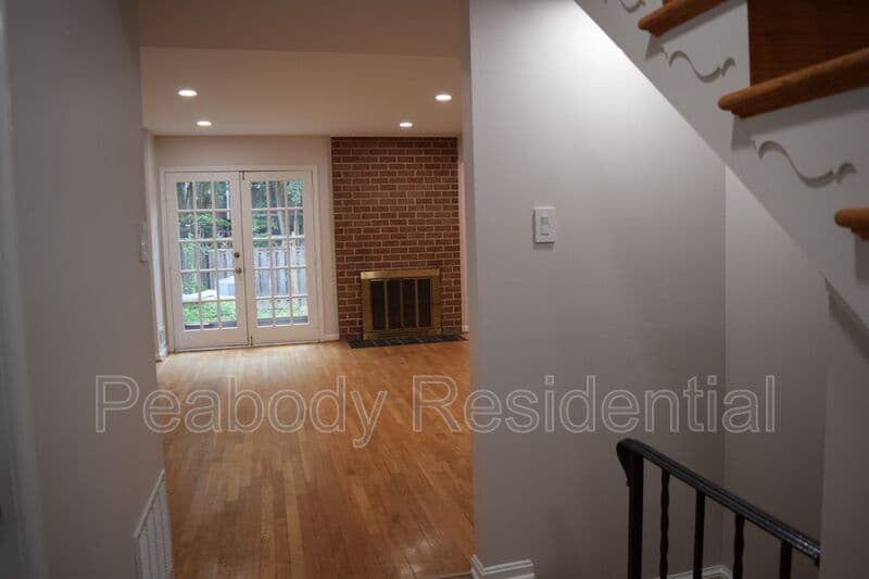 Alexandria House: 1013 N Vail St