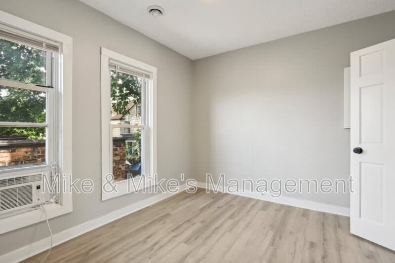 Milwaukee Condo: 506 E Linus St Uppr REAR