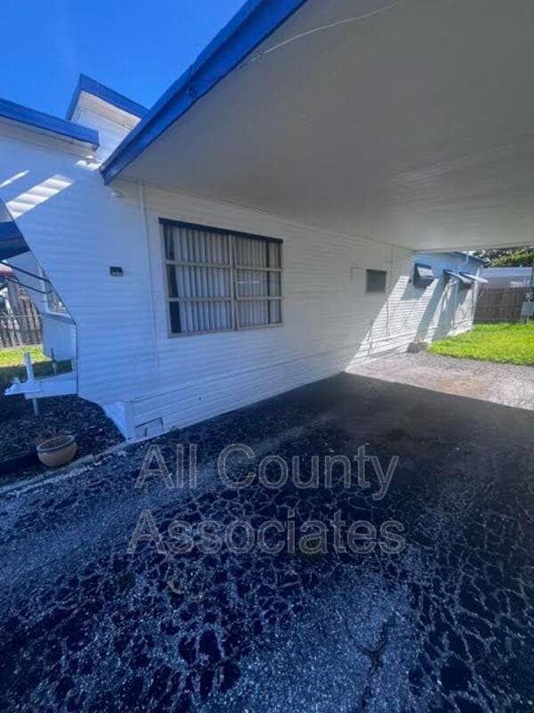 Holiday House: 1844 Mary Ln