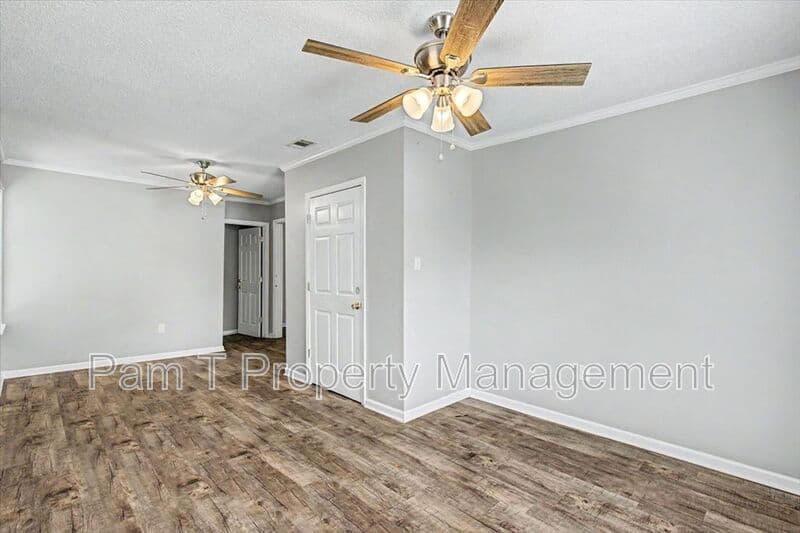 Savannah House: 212 W 58th St