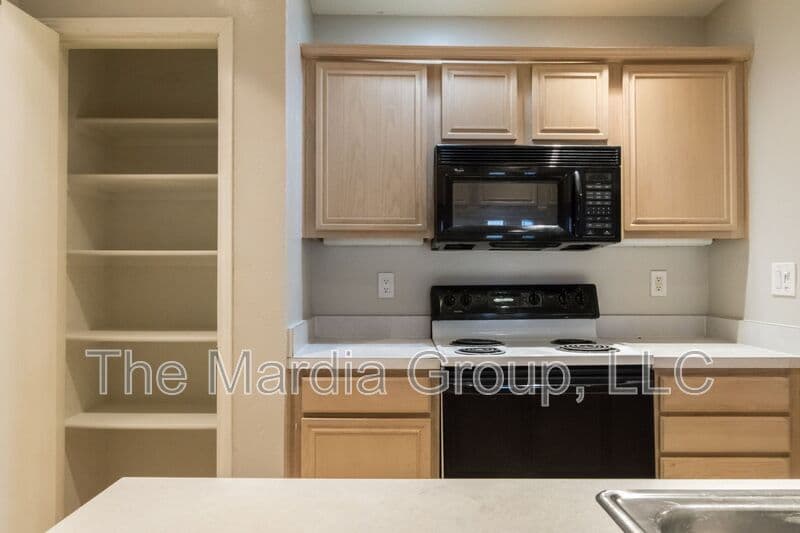Garland House: 3904 Brandon Park Dr