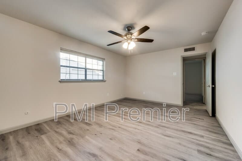 North Richland Hills House: 7021 Lincolnshire Ln